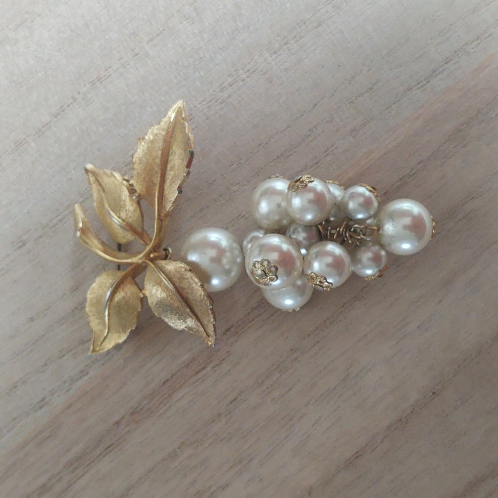 Vintage Gold and Faux Pearl Grapes Brooch